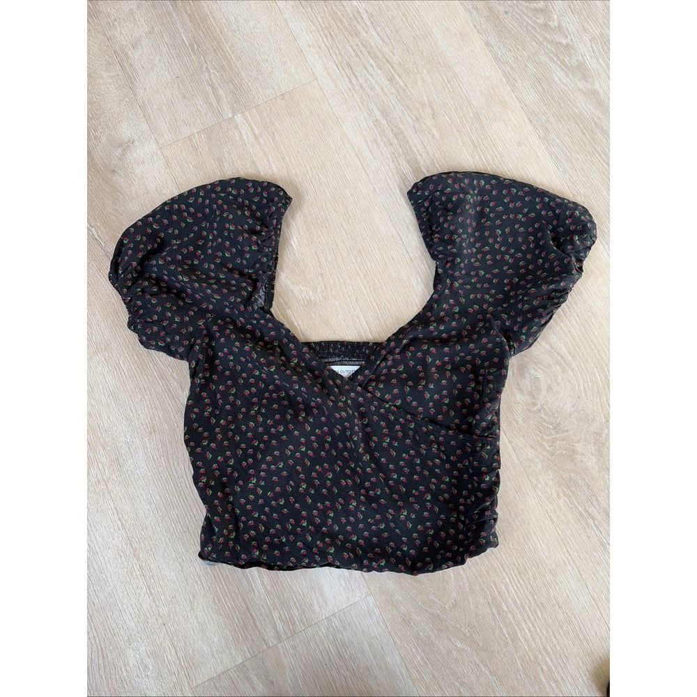 Urban‎ Outfitters Beth Ruched Surplice Puff Sleeve Crop Top Black Floral